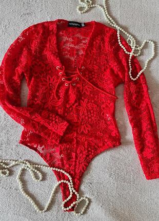 Шикарный ярко красный боди pretty little thing ажурный кружевной с шнуровкой s- m