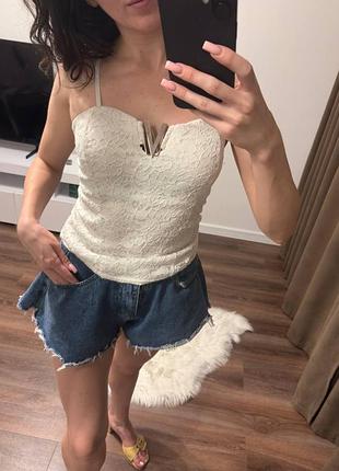 Мереживна майка на бретелях з чашками декольте