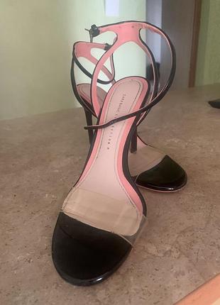 Босоніжки лакові.