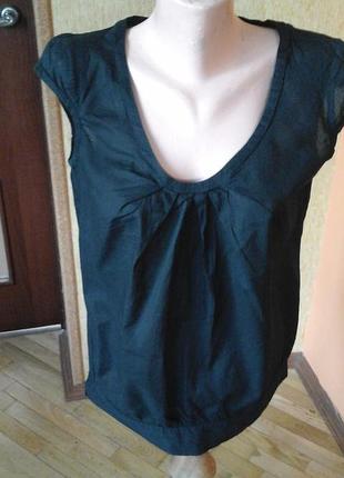 Черная котоновая футболка фирмы emilyandfin