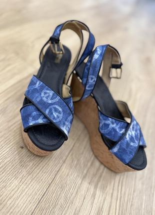 Босоніжки на танкетці michael kors