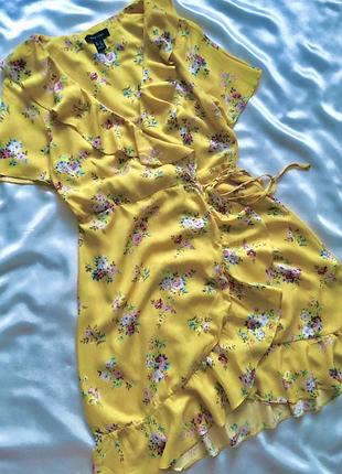 Яскрава легка сукня на запах