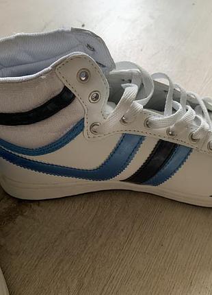 Чудові кросівки adidas,розмір 42