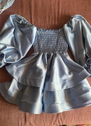 Сукня  пишна в гарному стані виглядає супер на тілі в гарному блакитному кольорі виблискує на сонці .одягала один раз на випускний