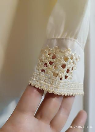 Вінтажна блуза з оригінальним оздобленням актуально