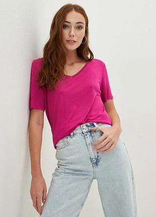 Малиновая женская футболка lc waikiki/лс вайки с v-образным вырезом. фирменная туреченица