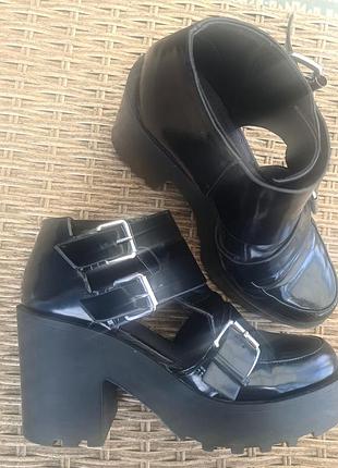 Ботинки туфли h&amp;m в стиле мото, черного лака на платформе 38 г.