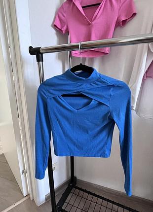 Трендовий лонгслів з вирізом на грудях