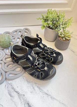 Спортивні закриті босоніжки