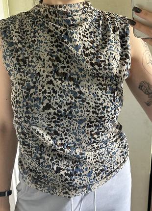 Стильна кофтинка з анімалістичним принтом .