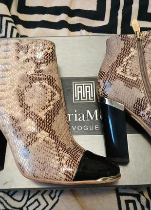 Демисезонные ботинки из натуральной кожи под змею