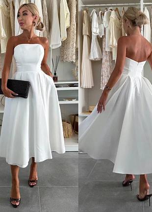 Легкое нежное женское платье с открытыми плечами