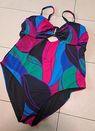 Яркий слитный купальник большого 22 размера