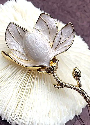 Брошь бижутерия цветок камелии jeweston золотистый sku 03516