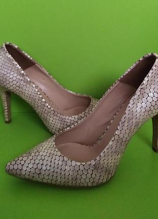 Шкіряні бежеві туфлі на шпильці ascalini, 36
