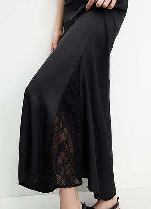 Атласная юбка-миди с кружевом черного цвета