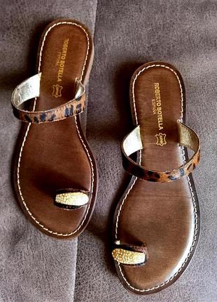 Кожаные шлепки через пальчик