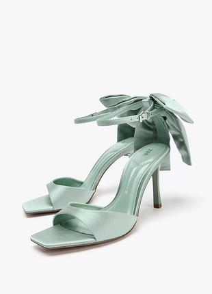 Босоножки на каблуке с макси-бантом