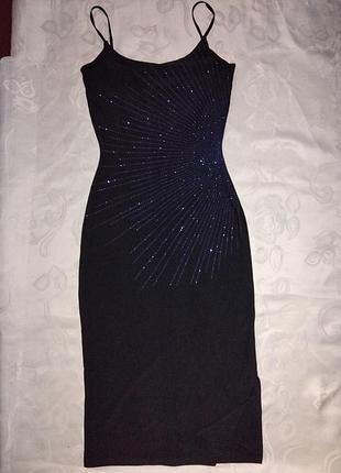 Красивп сукня по фігурі з розрізом