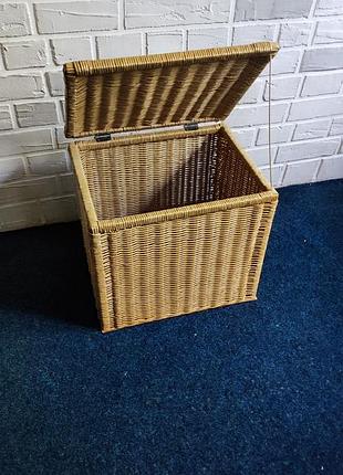 Большая плетеная корзина на сосновом каркасе с крышкой. корзина для хранения вещей, игрушек или белья, ванной комнаты