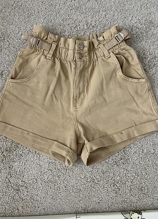 Бежеві жіночі шорти від bershka на l