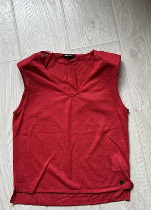 Майка червона з v-подібним вирізом з підкладками на плечах