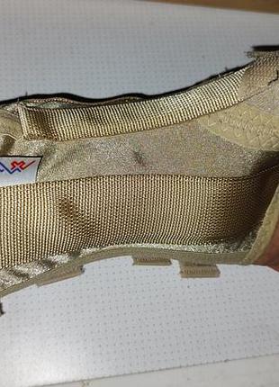 Бандаж, ортез или фиксатор для запястья и большого пальца.