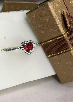 Кольцо с красным сердцем