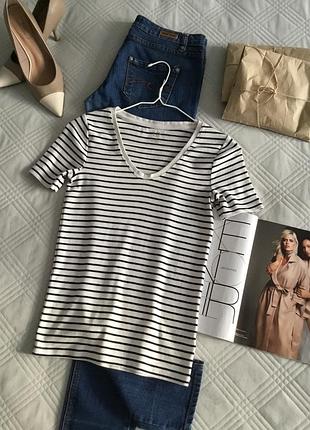 Стильная футболка gap в полоску в vобразным вырезом в размере xs