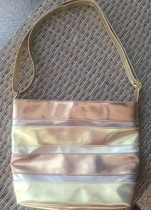 Сумка золотая с длинным ремешком в идеальном состоянии
