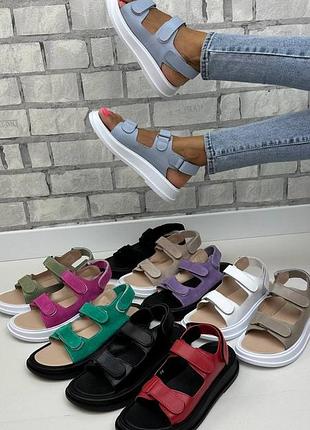 Женские кожаные босоножки в цветах