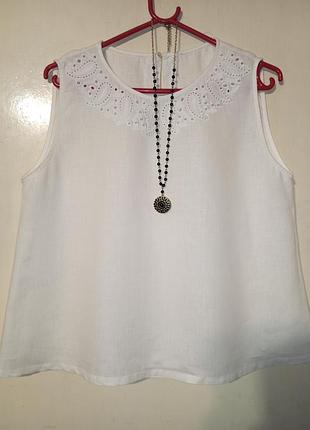 Льняная белоснежная укороченная блузка-топ-безрукавка-трапеция с прошвой вышивкой