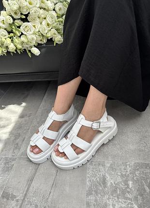 Шкіряні білі босоніжки на платформі sale