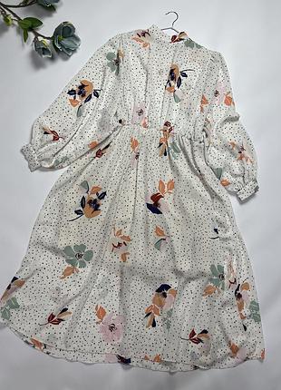 Красива біла сукня