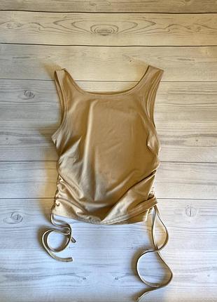 Бежевый топ в рубчик с затяжками по бокам