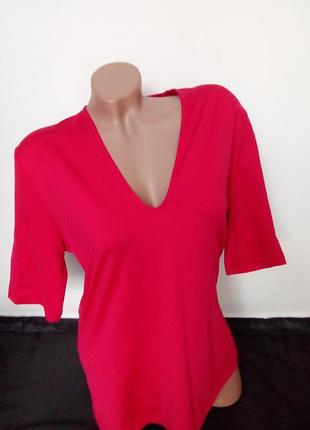 Футболка.
красный цвет.