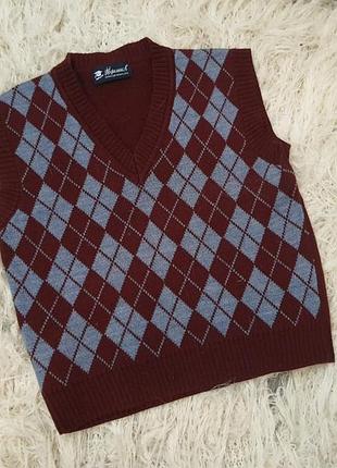 Бордовый жилет, безрукавка в ромб