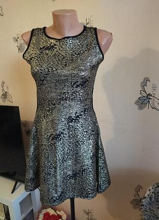 Платье с вырезами на талии