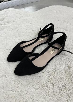Туфельки босоніжки з закритим гострим носиком  жіночі у чорному кольорі primark 37 розмір