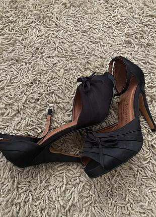 Елегантні босоніжки friis company