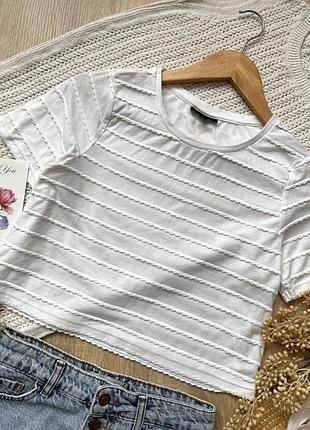 Біла вкорочена футболка базова з оборками
