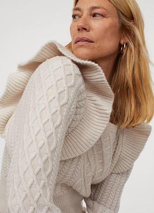 Бежевый свитер кофта с косами и рюшами р.s h&m
