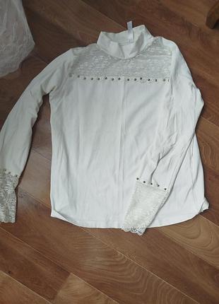Белый гольф с кружевом и бусинками