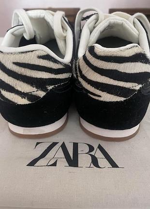 Нові кросівки з зебровим принтом від zara. чорного кольору. стан - нові.