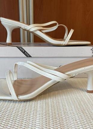 Білі лакові босоніжки