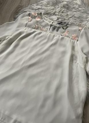 Блуза з квітами