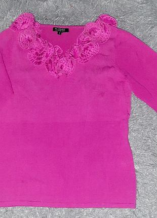 Ефектна шикарна стрейчева жіноча блузка кольору фукції з рюшами- квітами від бренду platinum by sky.