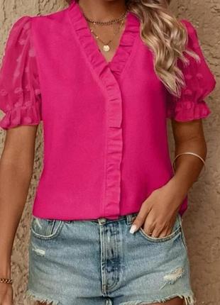 Ошатна блуза з рюшами рукавами буфами з набивного шифону фуксія