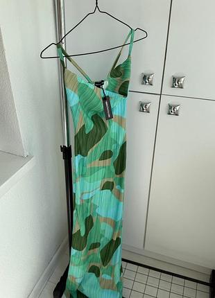 Новое платье на бретелях с принтом