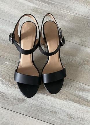 Жіночі туфлі/ босоніжки